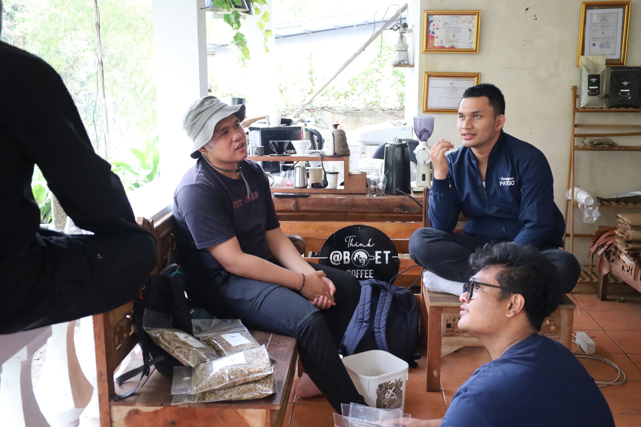 Sesi diskusi di ruang kopi