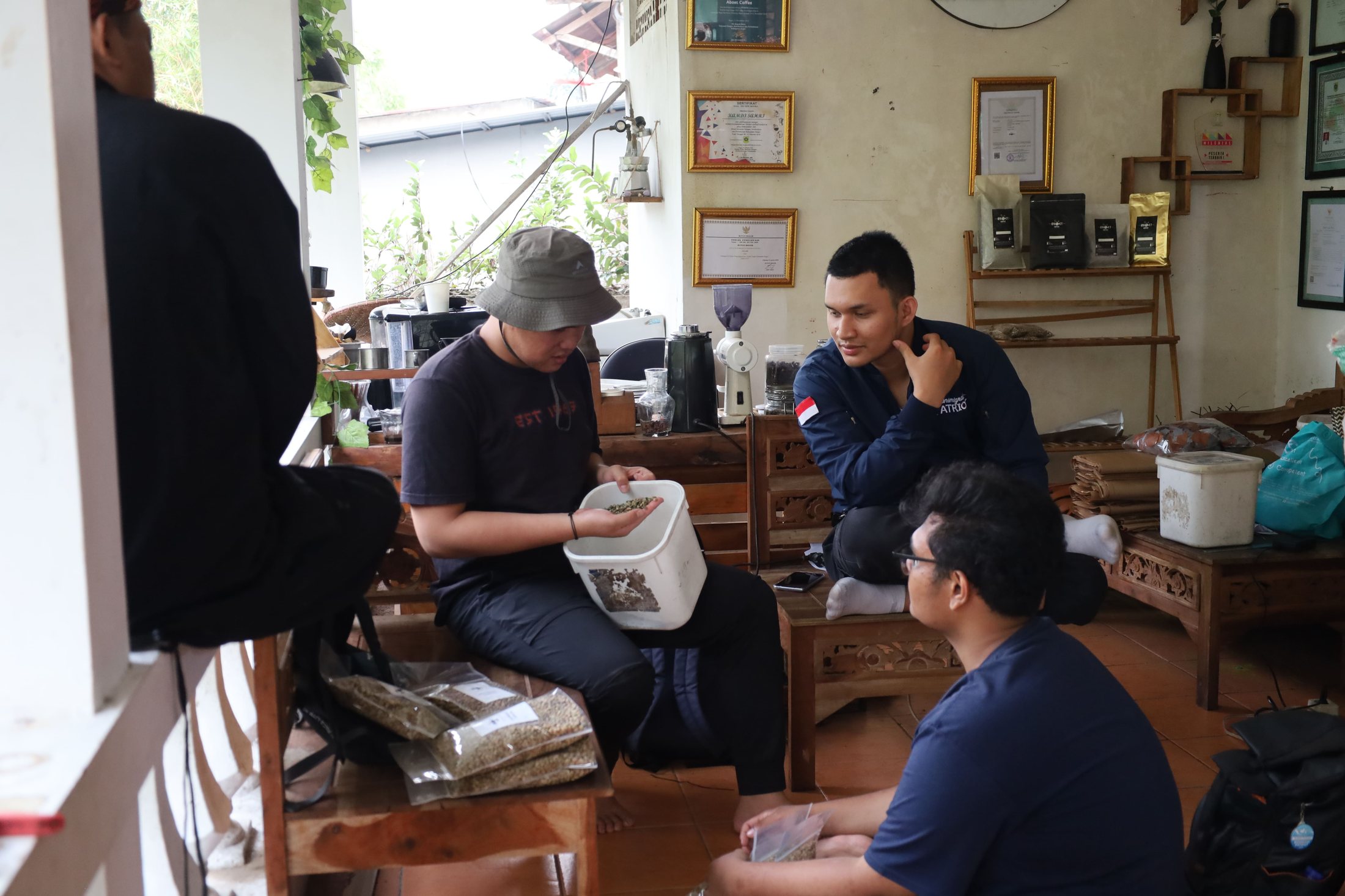 Kelompok sedang mempelajari kopi